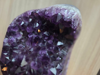 Crystal peak of amethyst geode with lavender points and white agate rim