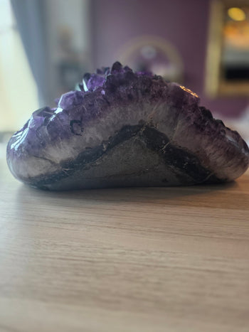 Underside of 20.2kg amethyst geode showing white agate bands and basalt base