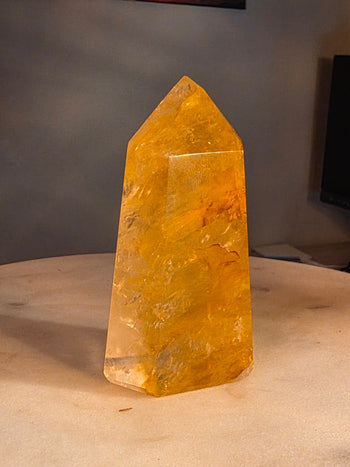 Side view of 9.5cm golden healer quartz crystal point, 5cm wide