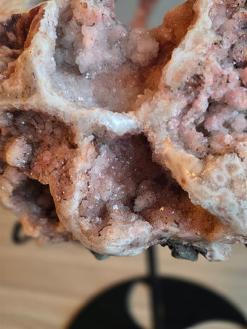 Agate eye pattern and crystal pockets on a pink amethyst geode